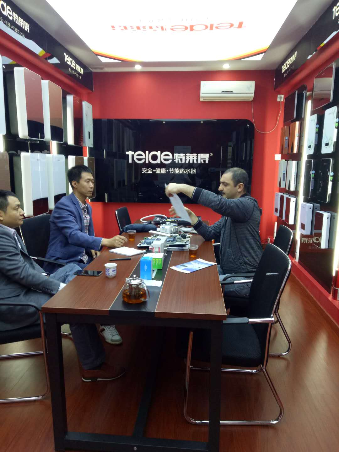 烈歡迎俄羅斯客戶蒞臨我司，恭賀成功簽約！